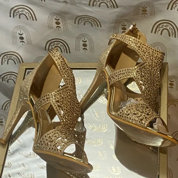 NWT Gold Textured Metallic Heels - Picture 9 of 13